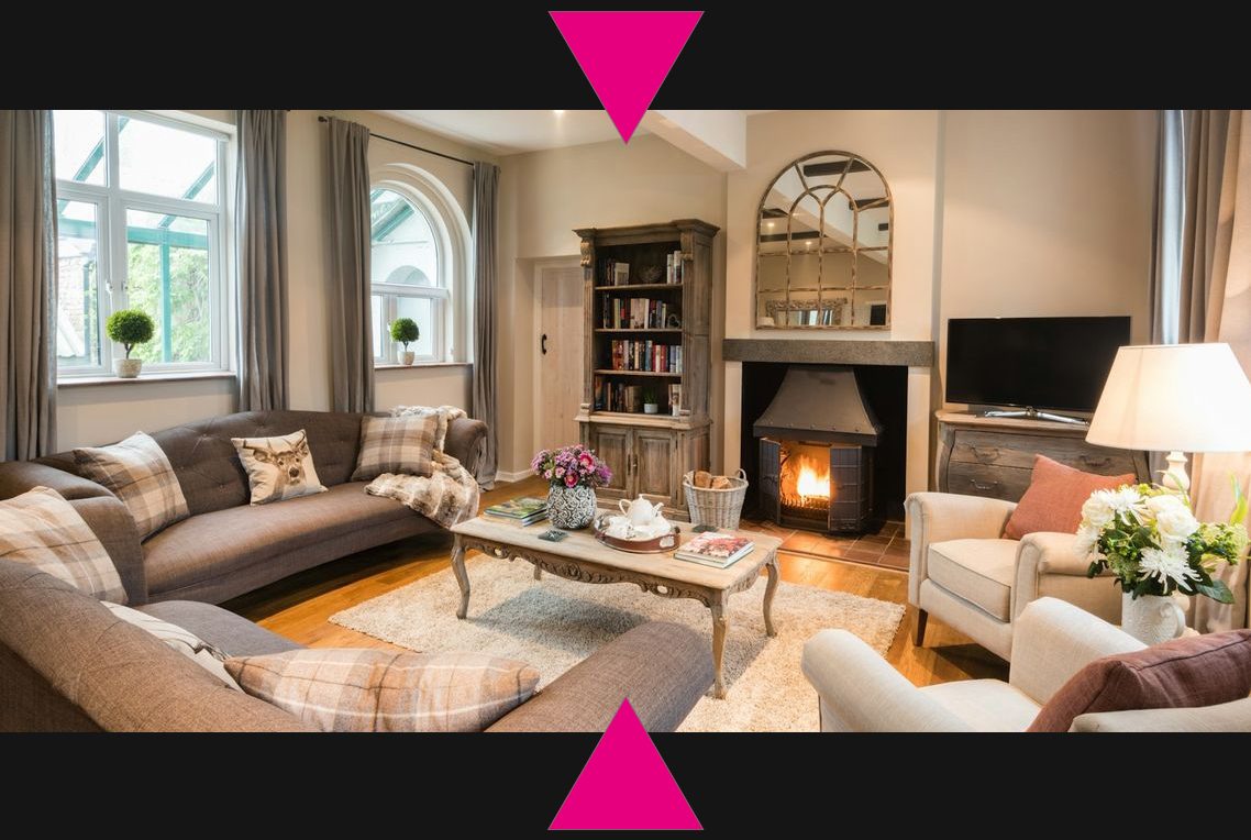 nos réalisations Salon élégant avec sofa, cheminée, table basse et décor sobre. Fleurs sur table.